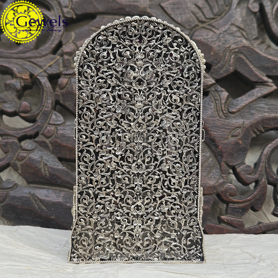 Gewels Lord Parshwanath Idol
