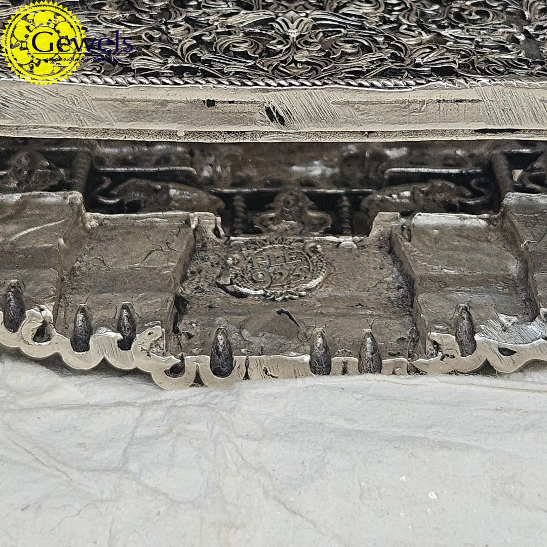 Gewels Lord Parshwanath Idol
