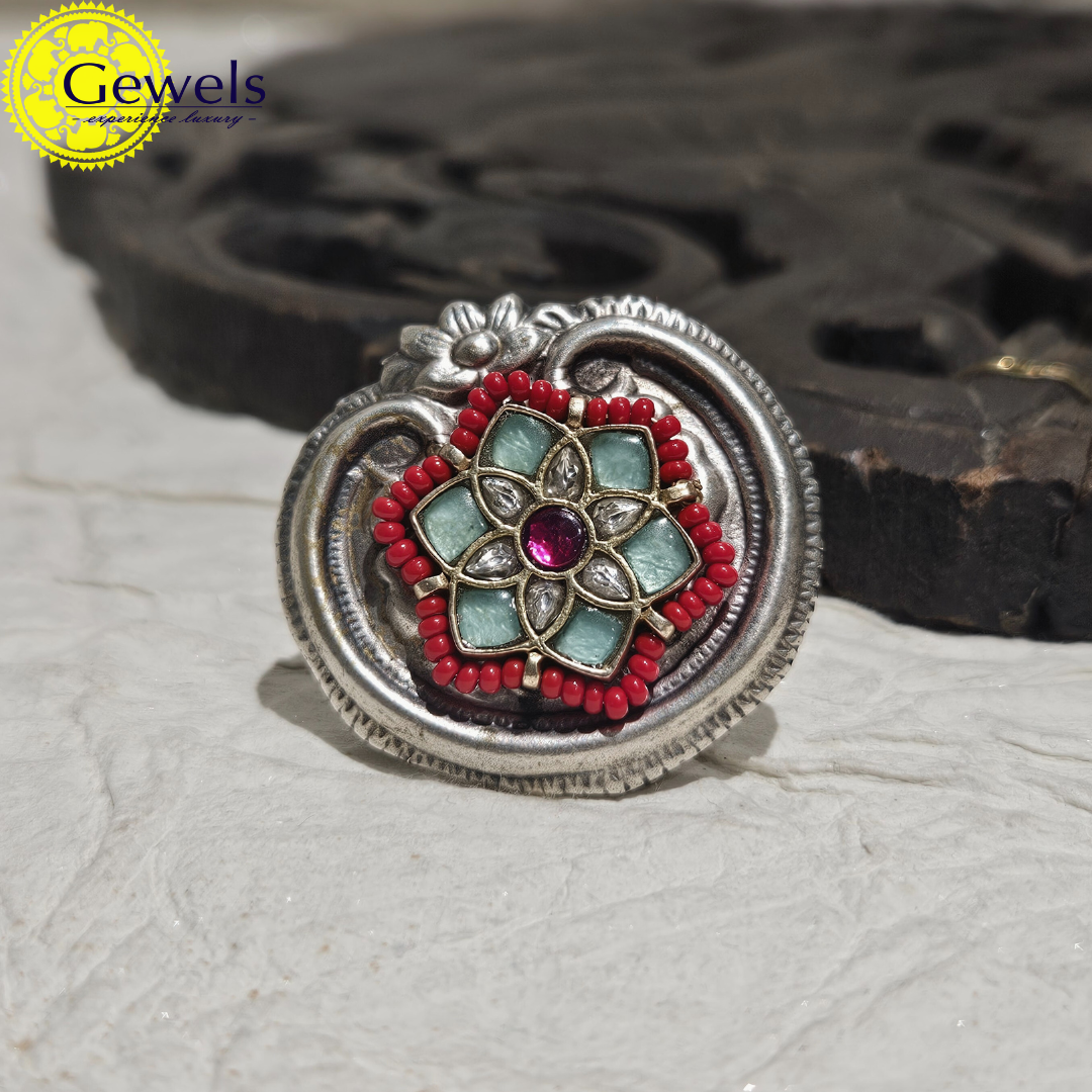 Gewels Manektatna Ring