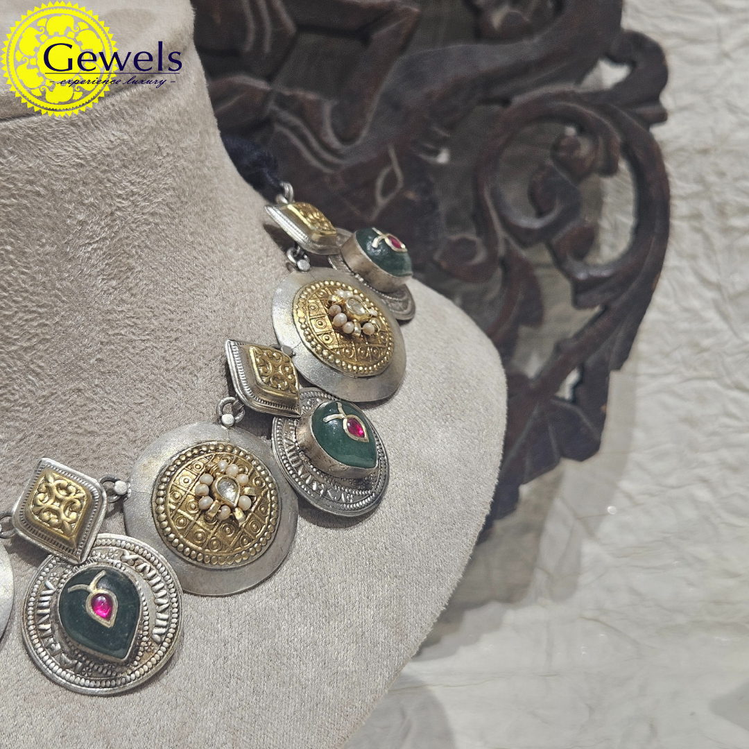 Gewels Aadrik Antique